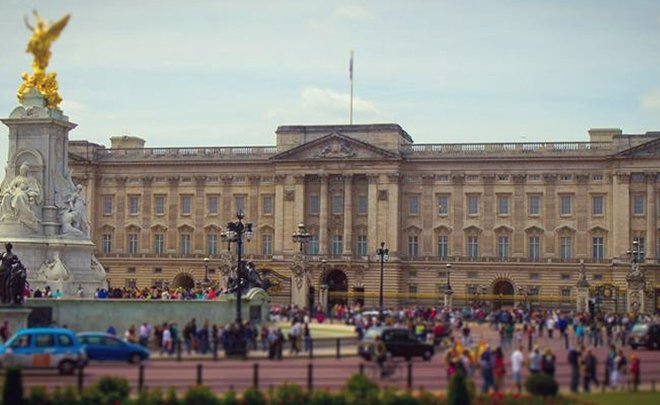 Crowds gathering in front of Buckingham palace to watch the ceremony. Image provided by Fat Tire Bike Tours. 
