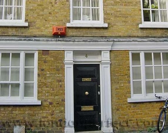 Notting Hill Apartment with Car Parking
