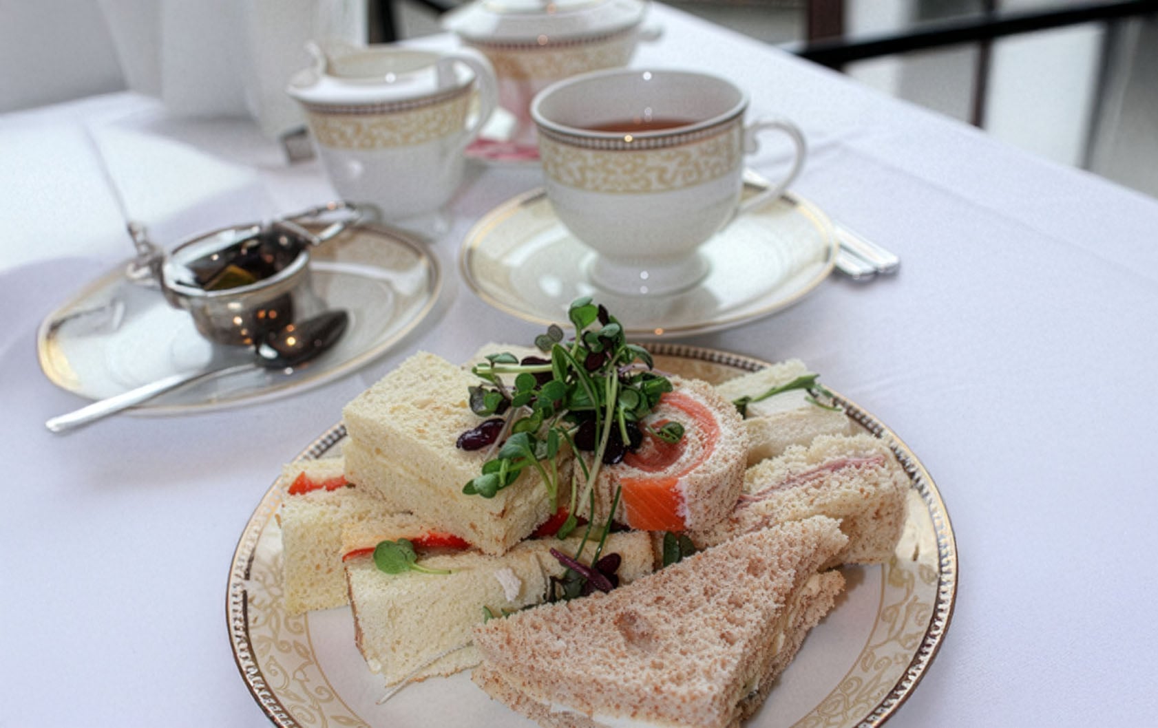 It's time for afternoon tea in London!