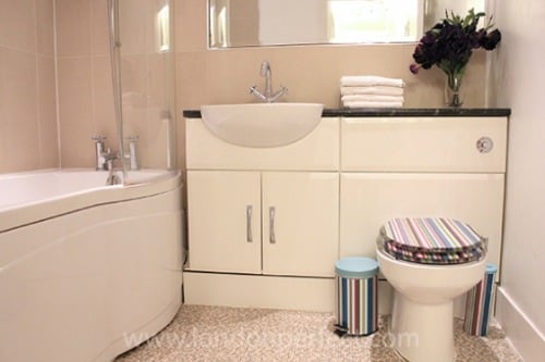 Two Bedroom Vacation Rental in Notting HIll Bathroom