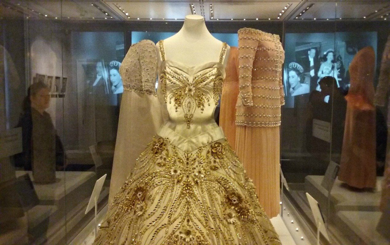 Queen-Elizabeth-Dress-HERO diana dresses